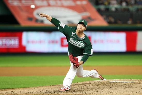 하늘과 우주가 LG 돕는다!…8회 박동원 '역전 3점포' 폭발→LG, SSG 원정 5-3 극적 역전승+'단독 1위' 수성 [인천:스코어]