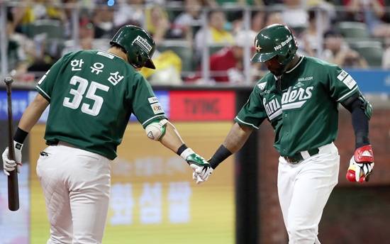 하늘과 우주가 LG 돕는다!…8회 박동원 '역전 3점포' 폭발→LG, SSG 원정 5-3 극적 역전승+'단독 1위' 수성 [인천:스코어]