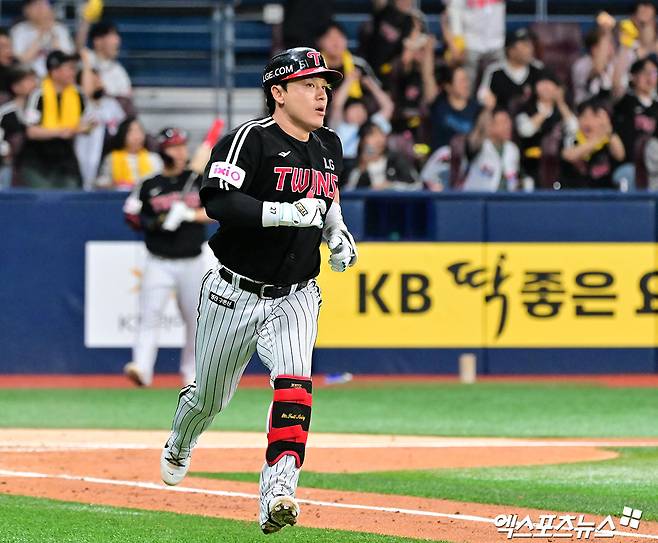 하늘과 우주가 LG 돕는다!…8회 박동원 '역전 3점포' 폭발→LG, SSG 원정 5-3 극적 역전승+'단독 1위' 수성 [인천:스코어]