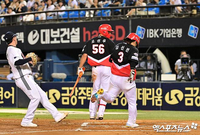 '9회 2사 1점 차'인데 왜 그리 성급했나? 고개 떨군 충격 3루 악송구→'KIA 단독 4위' 한순간 날아갔다 [잠실 현장]