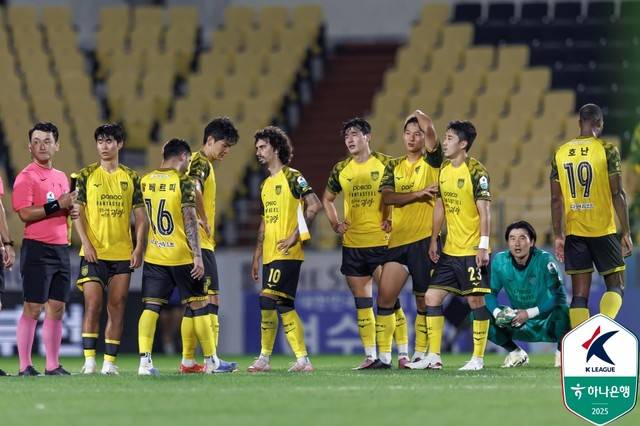 ‘육안으로 봐도 골인데? VAR 5분 판독하고 노골’ 이게 한국프로축구 심판 수준이다