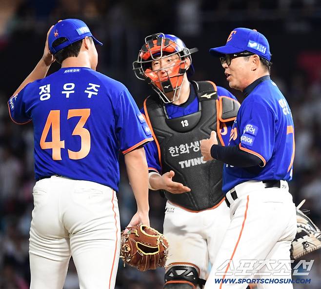 '김서현 안좋아? 그럼 정우주 있잖아' 감독도 코치도 흐뭇한 155km 아기독수리 무서운 성장세[창원현장]