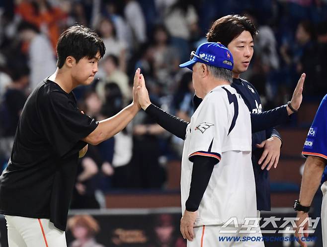 '김서현 안좋아? 그럼 정우주 있잖아' 감독도 코치도 흐뭇한 155km 아기독수리 무서운 성장세[창원현장]