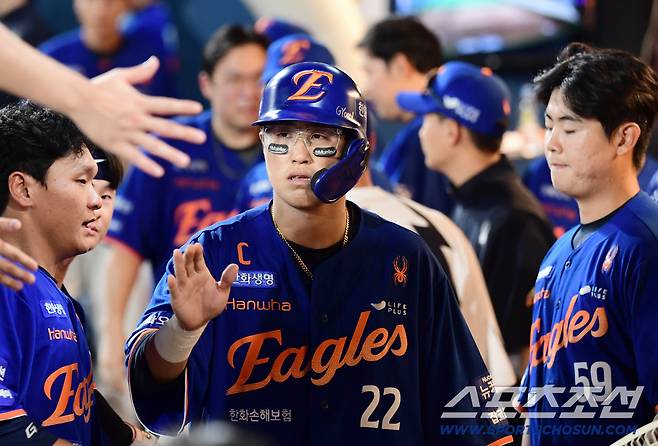 67세 老감독이 직접 나섰다! '5연승' 한화 상승 비결? →