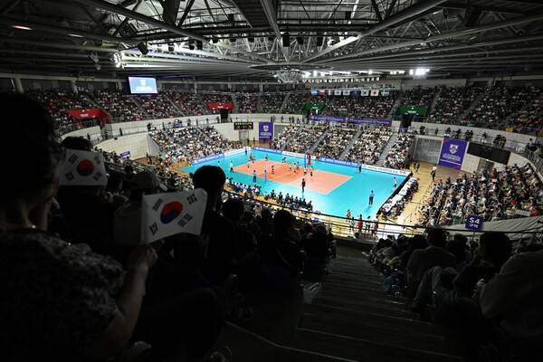 [#STN@현장] '한일전 매진→뜨거운 열기' 대한민국, 풀 세트 접전 끝 일본 제압...드디어 첫 승
