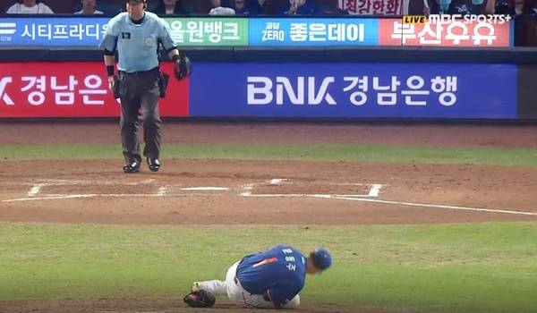 '한화 초비상' 문동주, 타구에 오른팔 맞고 교체… 극심한 통증 호소