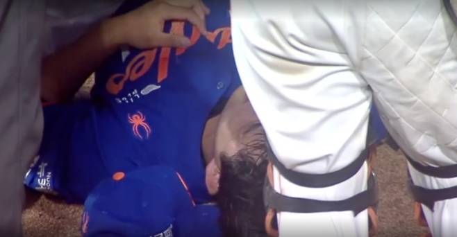 '한화 초대형 악재' 문동주가 쓰러졌다, 오른팔에 강습타구 직격…