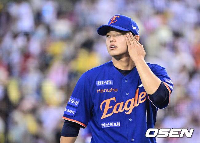 문동주 데뷔 첫 10승 도전 경기였는데…안타까운 부상, 강습 타구에 오른팔 맞고 교체됐다