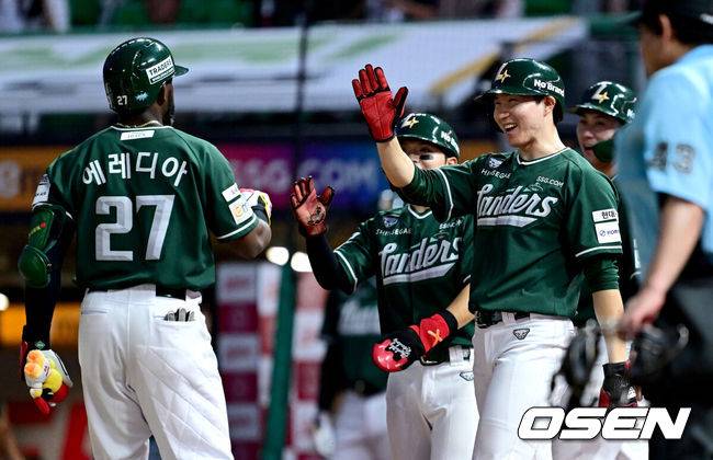 ‘3위 롯데 0.5경기 차 추격하다’ SSG, 1위 LG를 잡다…에레디아 만루 홈런→최지훈 대타 결승타→조병현 1⅓이닝 세이브, 10-7 승리 [인천 리뷰]