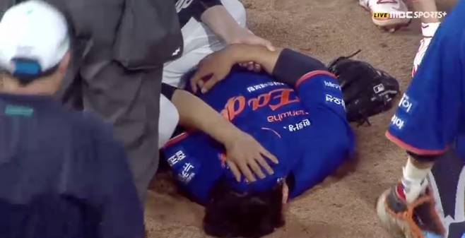 '악!' 타구 맞고 쓰러진 문동주, 병원은 안 갔다…웃으며 돌아왔지만 '하필 던지는 팔', 한화 선발진 변수 생기나 [창원 현장]