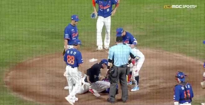 '악!' 타구 맞고 쓰러진 문동주, 병원은 안 갔다…웃으며 돌아왔지만 '하필 던지는 팔', 한화 선발진 변수 생기나 [창원 현장]