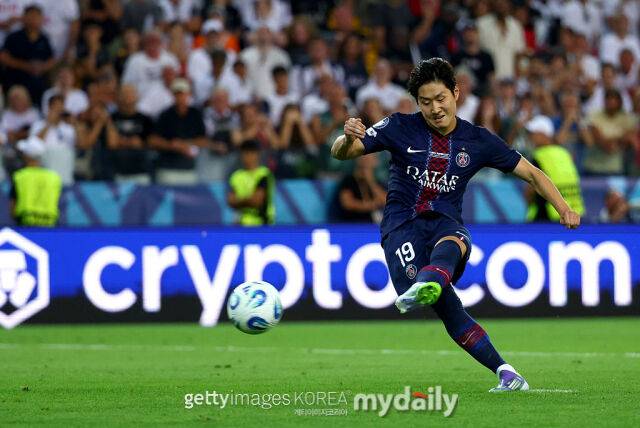'대반전' 벤치행 이강인, PSG '영입 불가' 선수였다...단장이 직접 설득→토트넘전 맹활약에 기회까지 생겼다