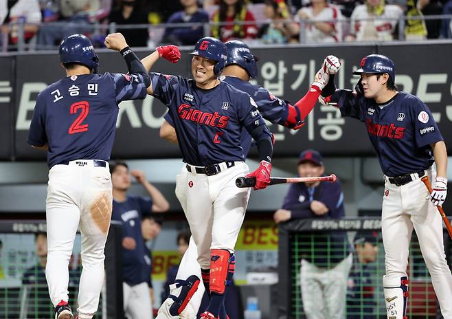한때 1위도 넘봤는데→팀 타율 ‘꼴찌’+순위 하락 ‘위기’… 롯데, 이러다간 ‘가을 야구’도 쉽지 않다 [SS포커스]