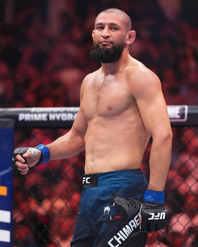 '챔피언을 가지고 놀았다' 치마예프, UFC 새 미들급 챔피언 등극