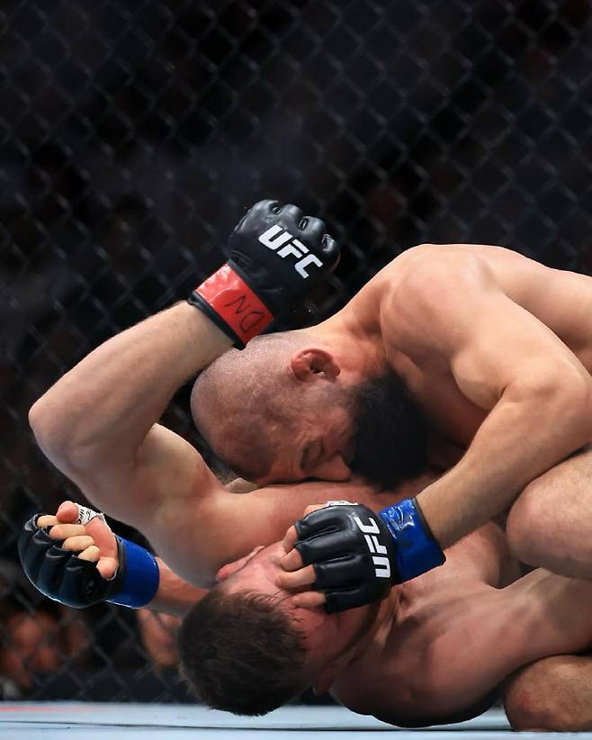 '챔피언을 가지고 놀았다' 치마예프, UFC 새 미들급 챔피언 등극