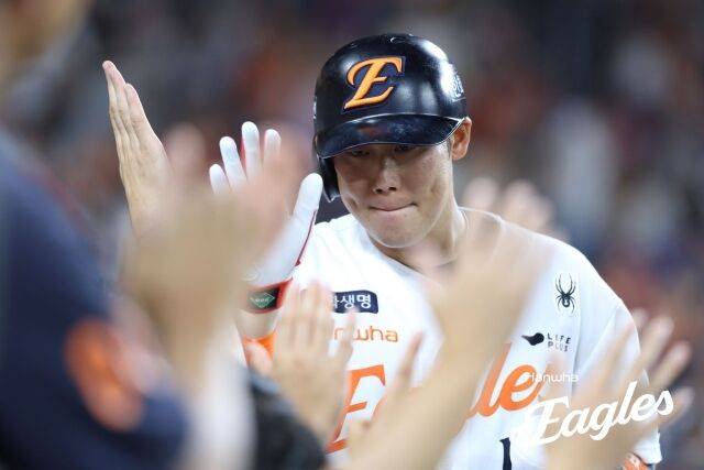 한화에서 끝난 줄 알았는데…1.1억원에 FA 미아 탈출→은근슬쩍 3할, 하주석 안 죽었다 ‘유쾌한 반란’