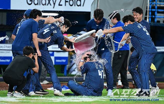 '이게 축하야?' 350홈런 강민호, 물세례 받다 아이스박스 머리 직격에 '발길질'로 응징...웃음 폭발[대구 현장]