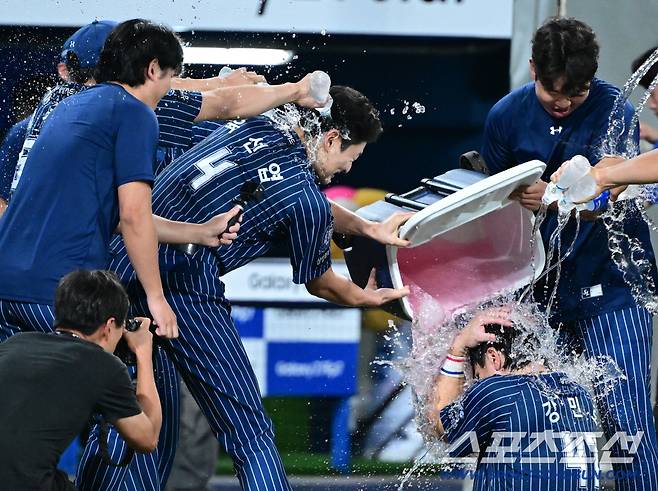 '이게 축하야?' 350홈런 강민호, 물세례 받다 아이스박스 머리 직격에 '발길질'로 응징...웃음 폭발[대구 현장]