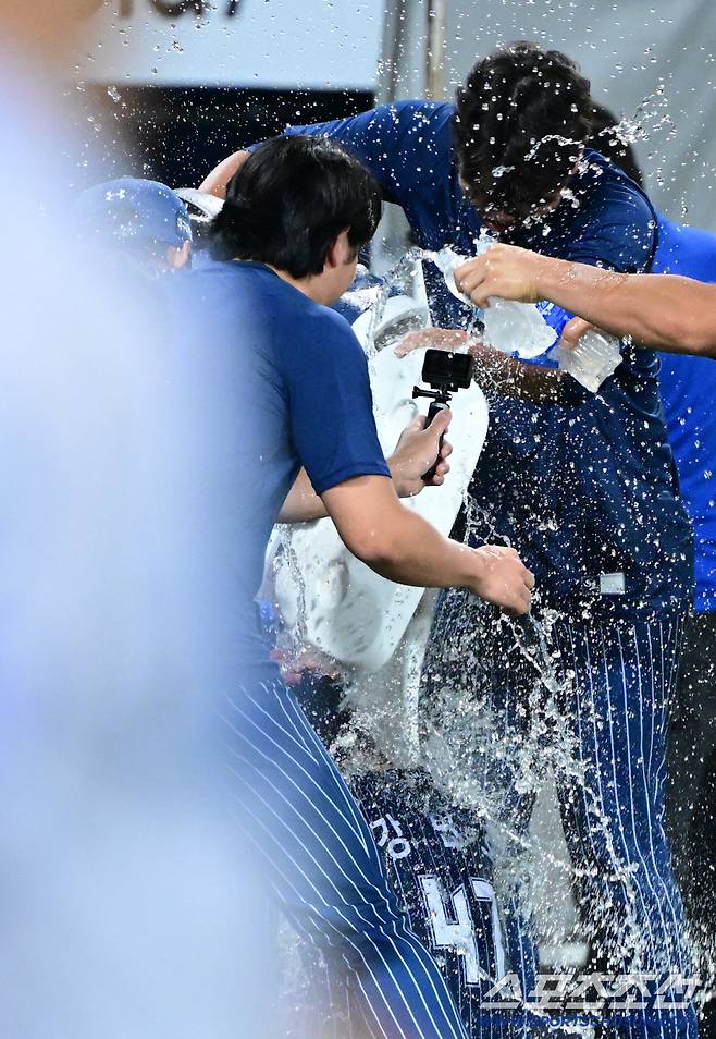 '이게 축하야?' 350홈런 강민호, 물세례 받다 아이스박스 머리 직격에 '발길질'로 응징...웃음 폭발[대구 현장]