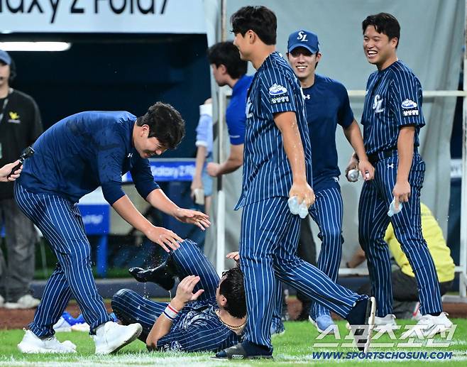 '이게 축하야?' 350홈런 강민호, 물세례 받다 아이스박스 머리 직격에 '발길질'로 응징...웃음 폭발[대구 현장]
