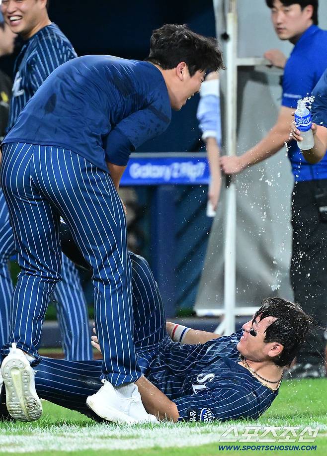 '이게 축하야?' 350홈런 강민호, 물세례 받다 아이스박스 머리 직격에 '발길질'로 응징...웃음 폭발[대구 현장]