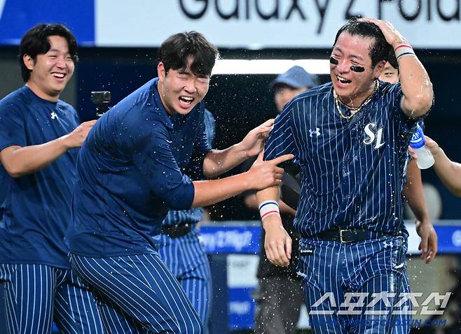 '이게 축하야?' 350홈런 강민호, 물세례 받다 아이스박스 머리 직격에 '발길질'로 응징...웃음 폭발[대구 현장]
