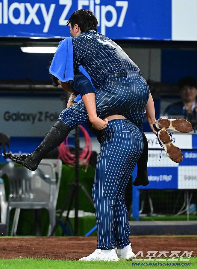 '이게 축하야?' 350홈런 강민호, 물세례 받다 아이스박스 머리 직격에 '발길질'로 응징...웃음 폭발[대구 현장]