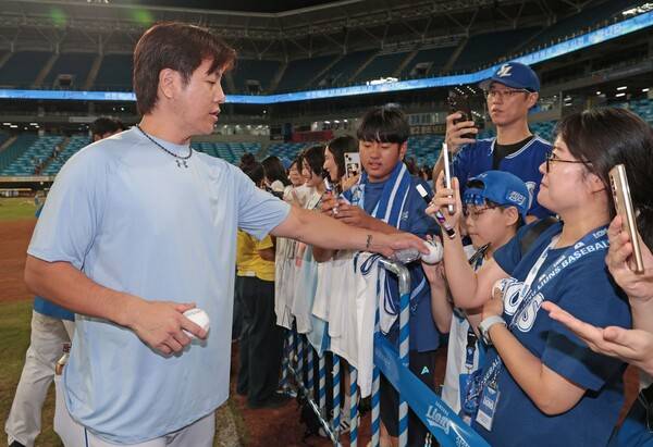 롯데가 과연 움직일까? “사람일 모른다”는 삼성 포수 강민호...FA누적 200억 돌파 앞두고 친정팀 복귀 가능성도 언급 [스춘 이슈]