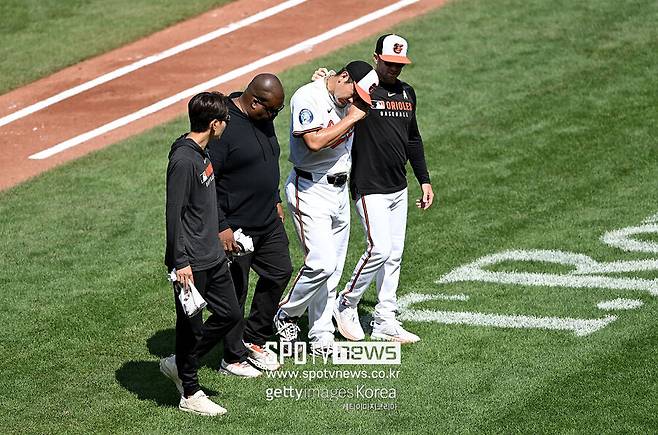 하필 김혜성 154km 타구에 맞다니…日 10승 투수 부축받고 강판, 동료는