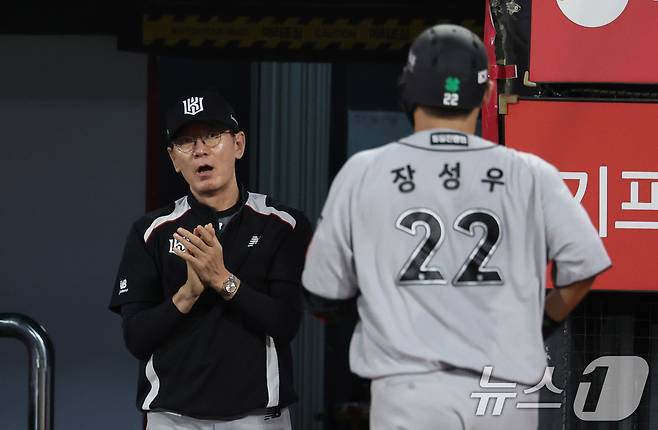 '뺨 터치 논란' KT 장성우