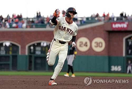 '미친 센스' 이정후, 홈런-안타에 무사 1,2루서 기습번트까지 '3안타 경기'