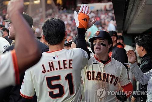 '미친 센스' 이정후, 홈런-안타에 무사 1,2루서 기습번트까지 '3안타 경기'