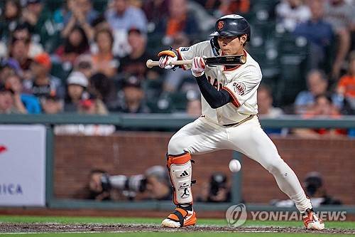 홈런-안타 친 타자가 기습번트… 이정후, 3안타만큼 빛난 야구센스