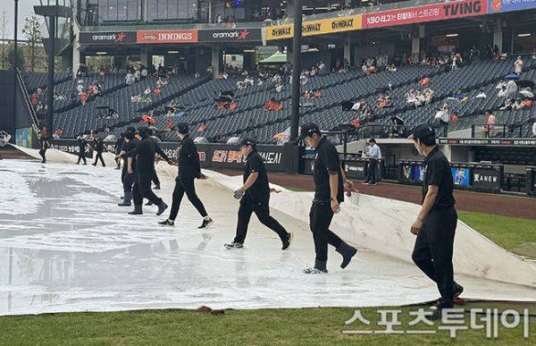 폭우 쏟아진 대전, 방수포 걷었다…LG-한화전, 그라운드 정비 후 3시 개시 예정