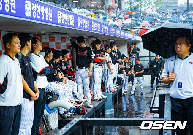 '우천 취소' 결정하자 비 그쳤다, 왜 더 기다리지 않았을까…폰세→정우주, 선발 변경 ‘날벼락’