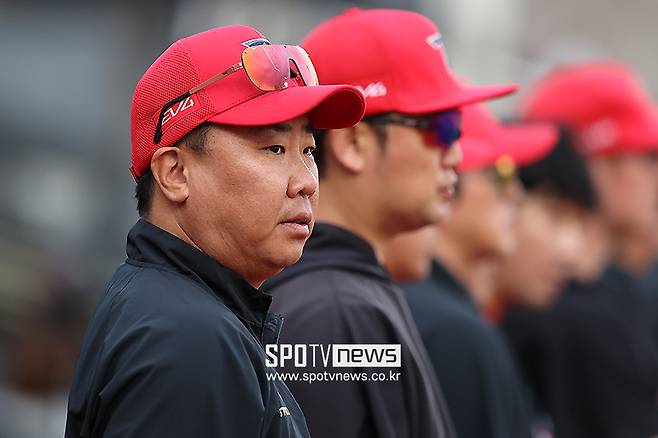 ‘그냥 8위 해’ KIA 팬들의 냉소, 하지만 이범호 체제 신임 변함없다… 우승 감독 반성은 어떤 결과로 이어질까