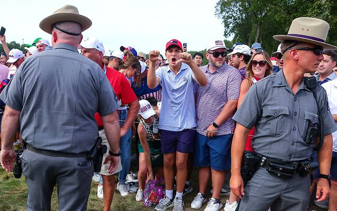 비매너의 끝 보여준 美 관중… 팀유럽, 실력으로 ‘본때’
