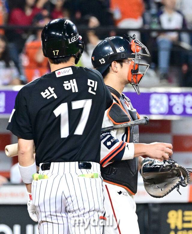 '와 파격, 1회에' 문동주 내려갈 때 35살 포수도 같이 빼다니, 김경문 왜 결단 내렸나…