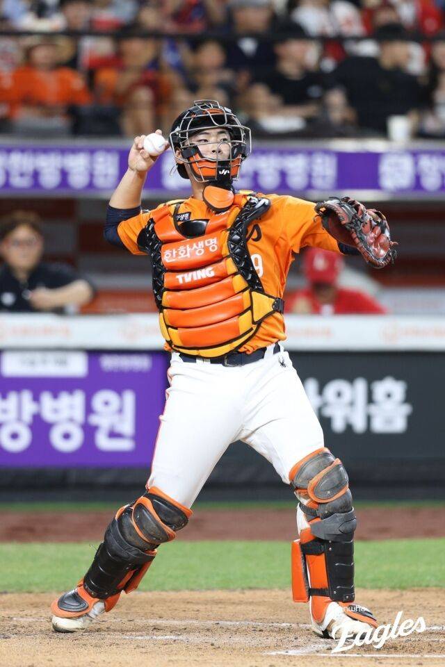 '와 파격, 1회에' 문동주 내려갈 때 35살 포수도 같이 빼다니, 김경문 왜 결단 내렸나…