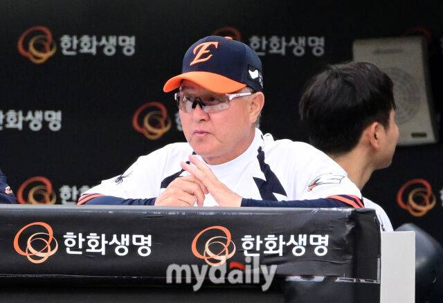 '와 파격, 1회에' 문동주 내려갈 때 35살 포수도 같이 빼다니, 김경문 왜 결단 내렸나…