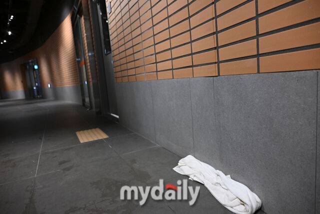 한화 볼파크 '2천억 야구장이 가을비에 줄줄 새네' [한혁승의 포톡]