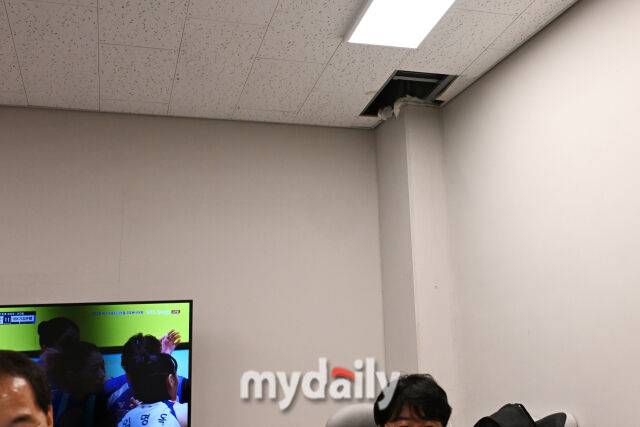 한화 볼파크 '2천억 야구장이 가을비에 줄줄 새네' [한혁승의 포톡]