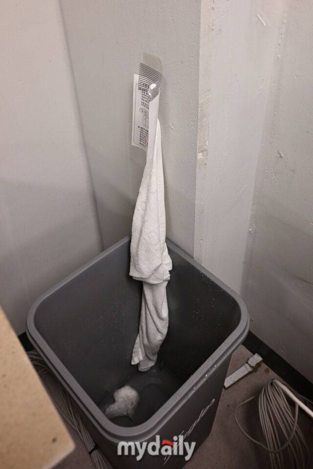 한화 볼파크 '2천억 야구장이 가을비에 줄줄 새네' [한혁승의 포톡]