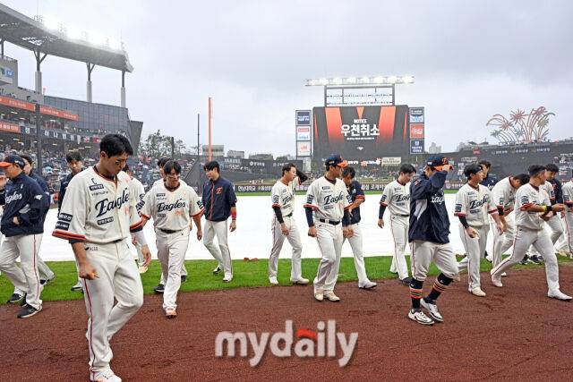 한화 볼파크 '2천억 야구장이 가을비에 줄줄 새네' [한혁승의 포톡]
