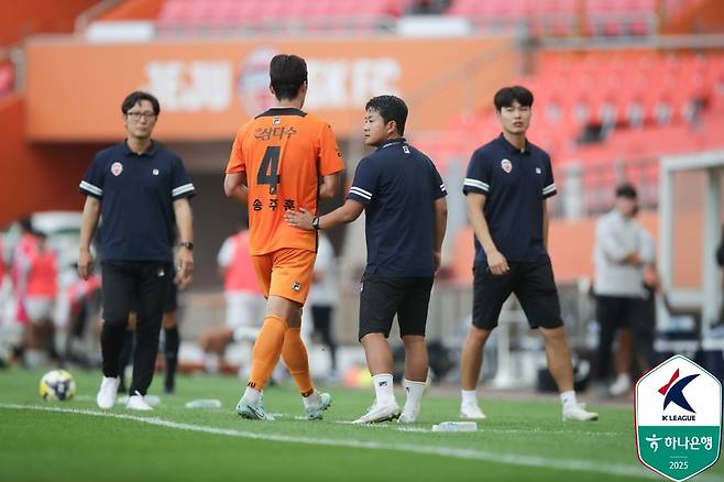 '한국 축구 최초' 1경기 1팀 4명 퇴장→추가 중징계 불가피…연맹, 제주 구단·김동준·이창민 경위서 요청
