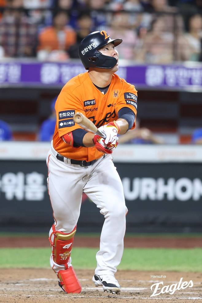 한화 1위하고도 챔피언결정전 못간다…김인환 3점포 터졌지만 홈런 2방에 넉다운, KT에 역전패