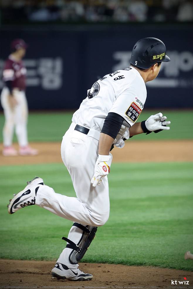 한화 1위하고도 챔피언결정전 못간다…김인환 3점포 터졌지만 홈런 2방에 넉다운, KT에 역전패