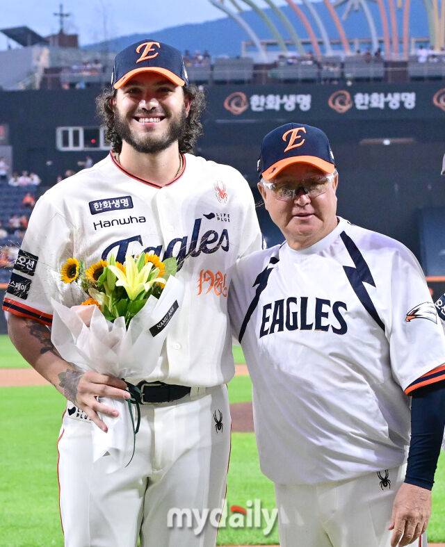 '한화 날벼락' LG 우승 축포 저지 가능한가, 왜 괴력의 폰세 못 나오나…김경문 직접 밝혔다