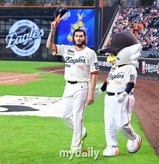 '한화 날벼락' LG 우승 축포 저지 가능한가, 왜 괴력의 폰세 못 나오나…김경문 직접 밝혔다