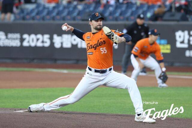 '한화 날벼락' LG 우승 축포 저지 가능한가, 왜 괴력의 폰세 못 나오나…김경문 직접 밝혔다